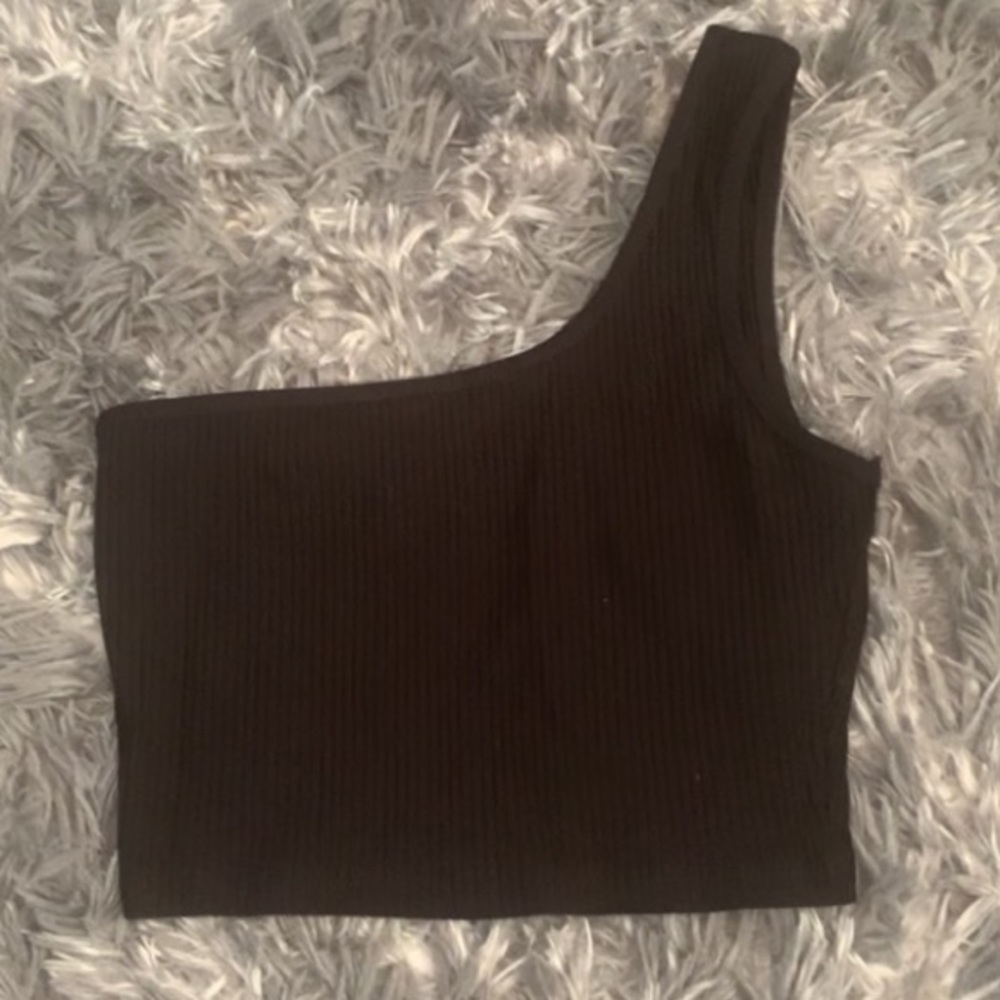 Black One shoulder crop top 🖤 !